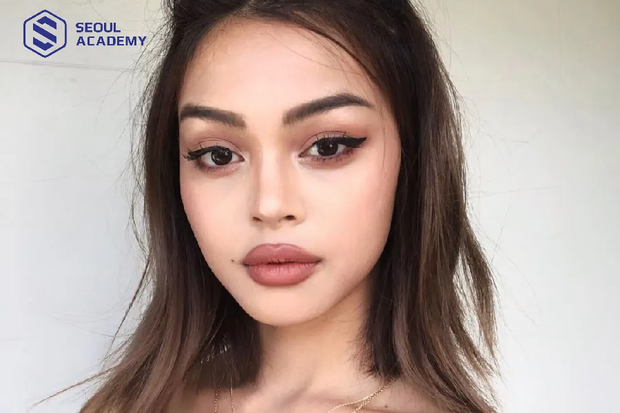 Môi tều là một trong các kiểu môi chuẩn đẹp phương Tây, có vẻ đẹp gợi cảm, cuốn hút và cực kỳ quyến rũ