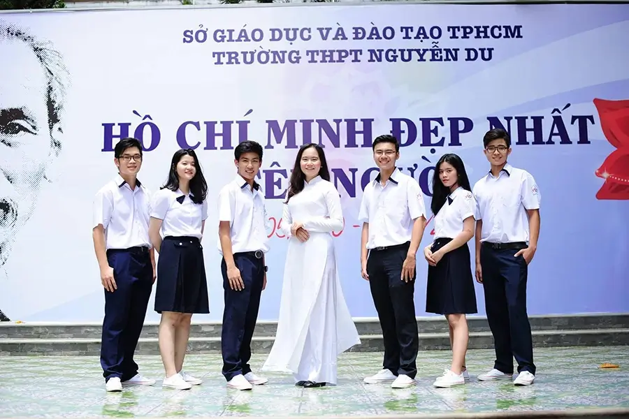 Học sinh THPT Nguyễn Du tự hào về ngôi trường của mình