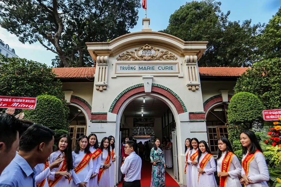 Lễ chào đón tại trường THPT công lập Marie Curie