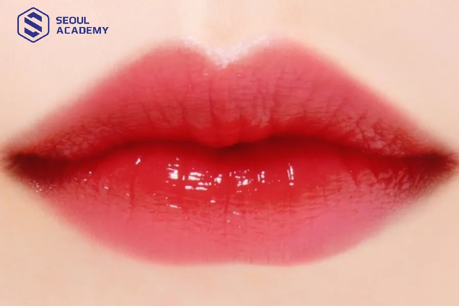 Nên thoa một lớp son bóng để tạo hiệu ứng trẻ trung