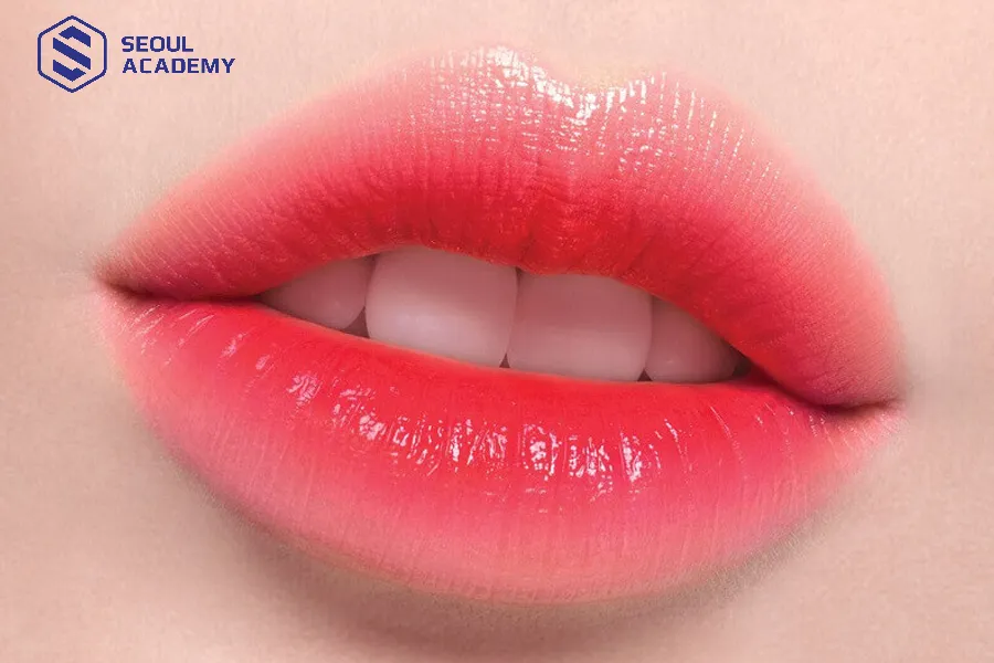 Thu gọn đôi môi dễ dàng bằng cách đánh đậm vào lòng môi