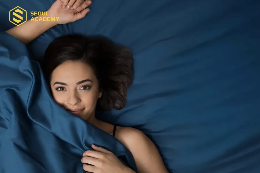 Gối lụa mềm mại không quá cao sẽ tốt hơn cho tóc duỗi