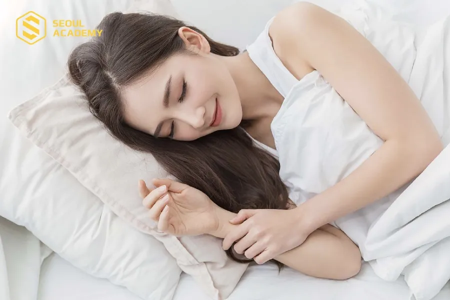 Để tóc duỗi lệch sang một bên khi ngủ