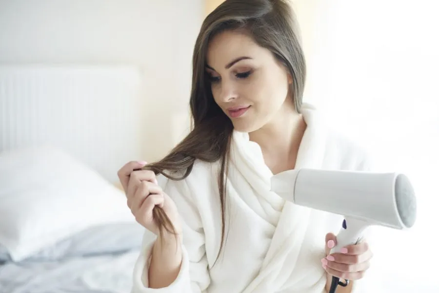 Dùng máy sấy nhiệt độ mát để làm khô tóc tự nhiên Dùng máy sấy nhiệt độ mát để làm khô tóc tự nhiên