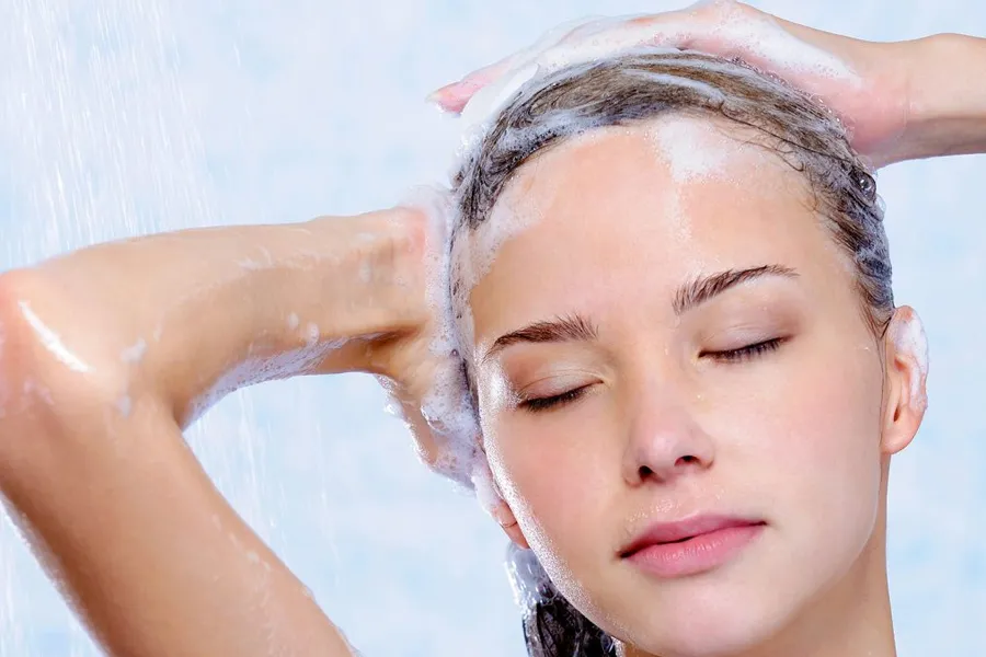 Không nên gội đầu quá thường xuyên Không nên gội đầu quá thường xuyên