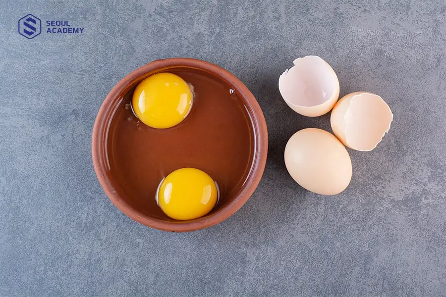 Lòng đỏ trứng gà giúp lông mày mọc nhanh