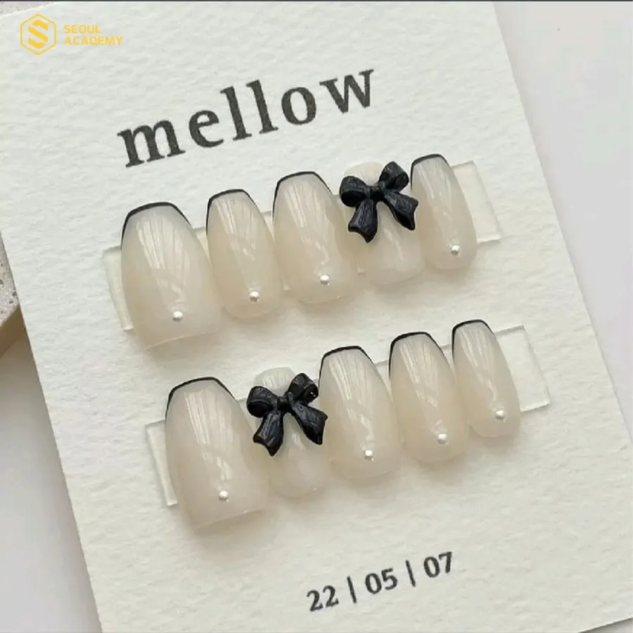 Nail màu trắng gạo kết hợp nơ tinh tế, nổi bật