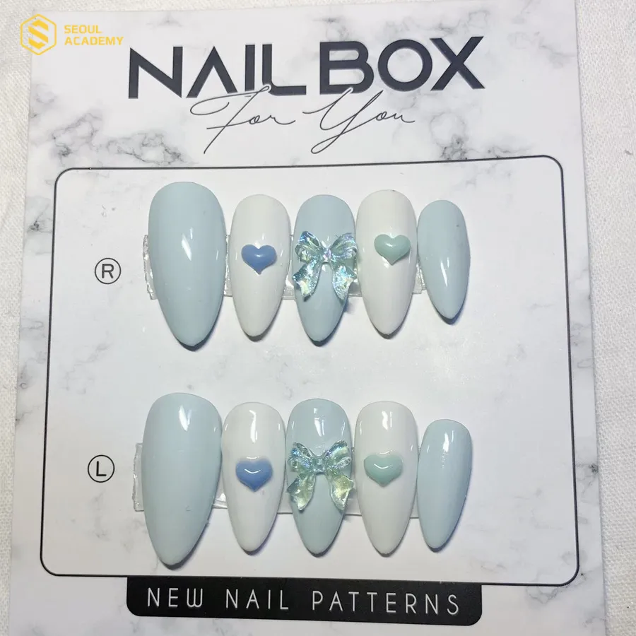 Nail xanh dương giúp tôn da rất dễ làm tại nhà