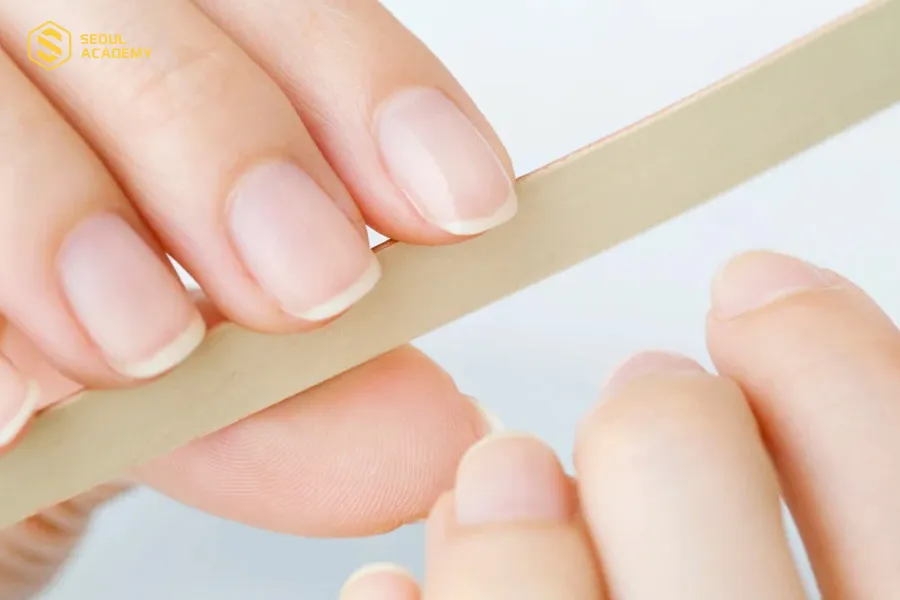 Làm sạch móng kỹ để nail được bám chắc hơn