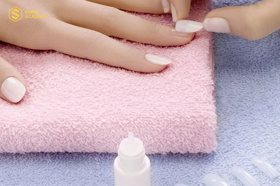 Gắn thử móng giả lên tay để lựa chọn size móng phù hợp