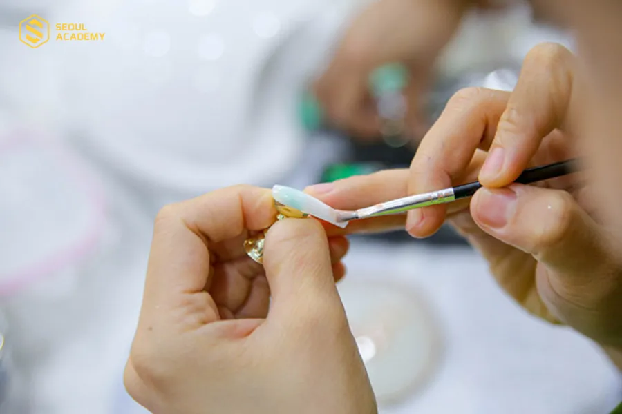 Tiến hành sơn và trang trí cho móng