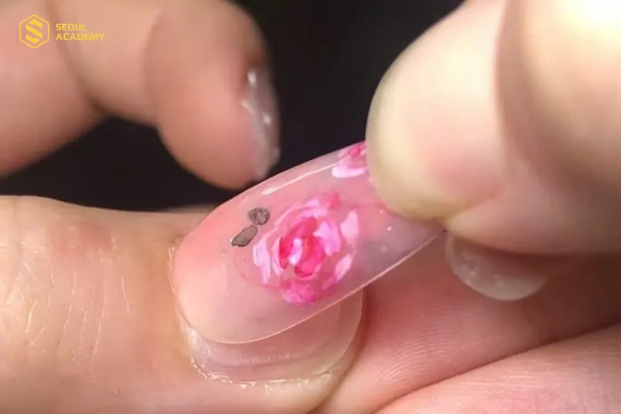 Dùng keo để cố định nail box trên móng thật