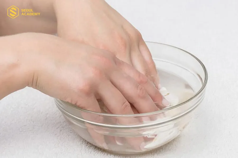 Ngâm tay trong nước ấm để có thể dễ dàng tháo nail box và bảo quản cho lần sử dụng tiếp theo