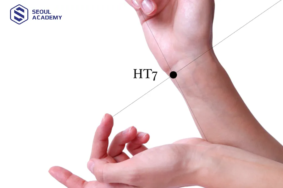 Massage bấm huyệt thần môn (HT7) cải thiện giấc ngủ Massage bấm huyệt thần môn (HT7) cải thiện giấc ngủ