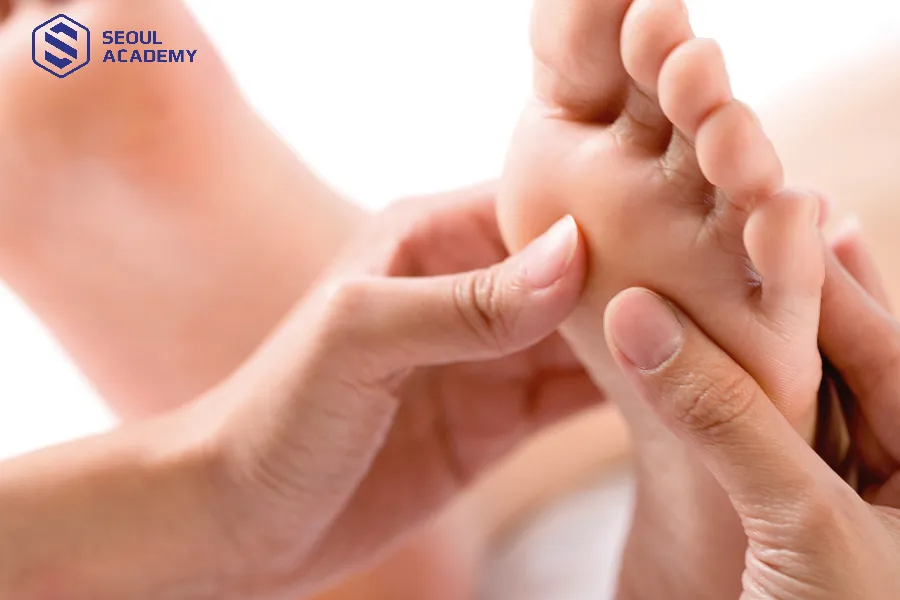 Cách massage chân dễ ngủ ở huyệt dũng tuyền Cách massage chân dễ ngủ ở huyệt dũng tuyền