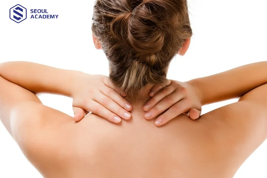 Ấn huyệt phong trì và massage cổ, vai giúp dễ ngủ Ấn huyệt phong trì và massage cổ, vai giúp dễ ngủ