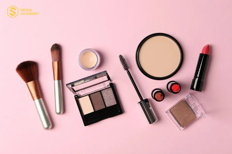 Chuẩn bị đầy đủ dụng cụ và mỹ phẩm là bước đầu cho lớp trang điểm hoàn hảo