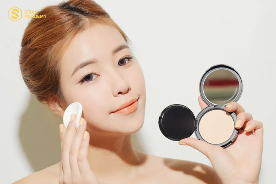 Đánh cushion mỏng nhẹ để tạo lớp nền tự