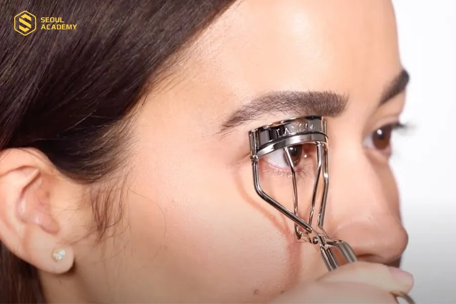 Kẹp mi nhẹ nhàng từ gốc đến ngọn giúp mi cong đẹp suốt