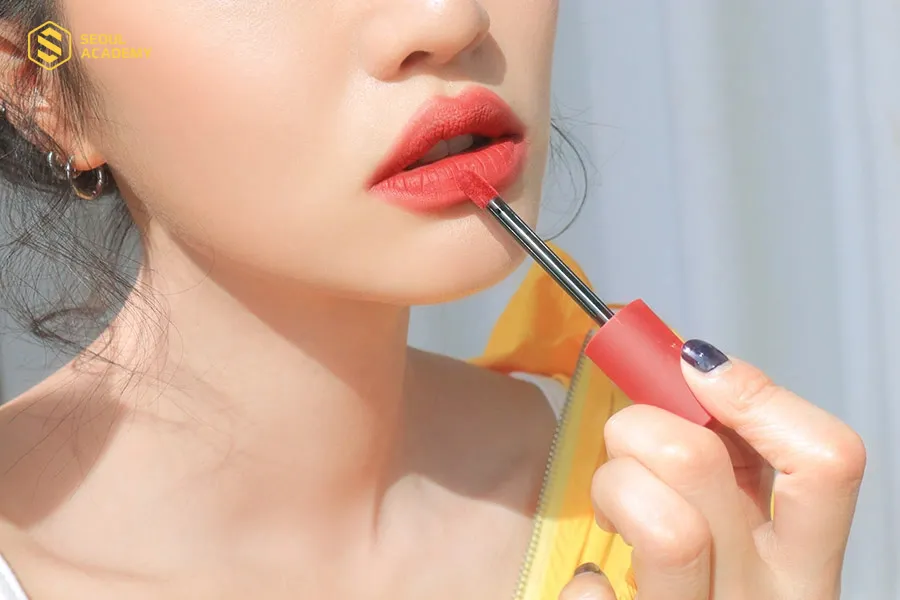 Tô son là bước cuối cùng giúp gương mặt rạng rỡ và cuốn hút hơn