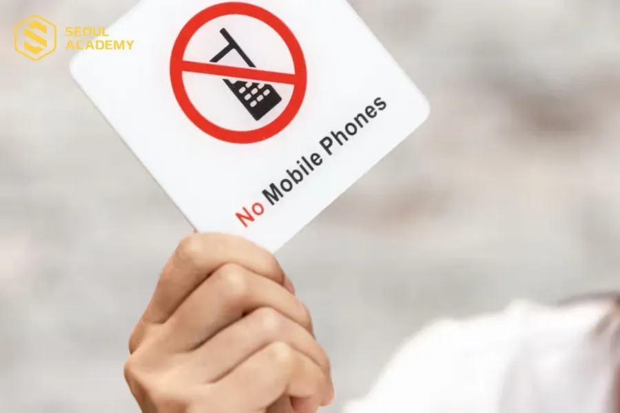 Khi học không nền dùng điện thoại