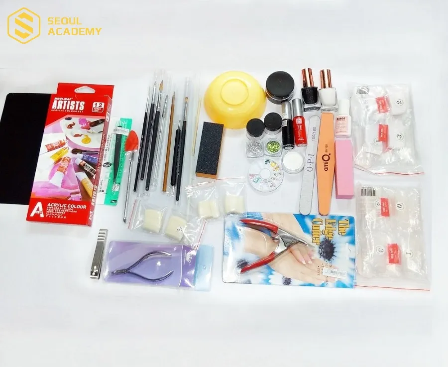 Chuẩn bị đầy đủ dụng cụ trước khi vẽ nail