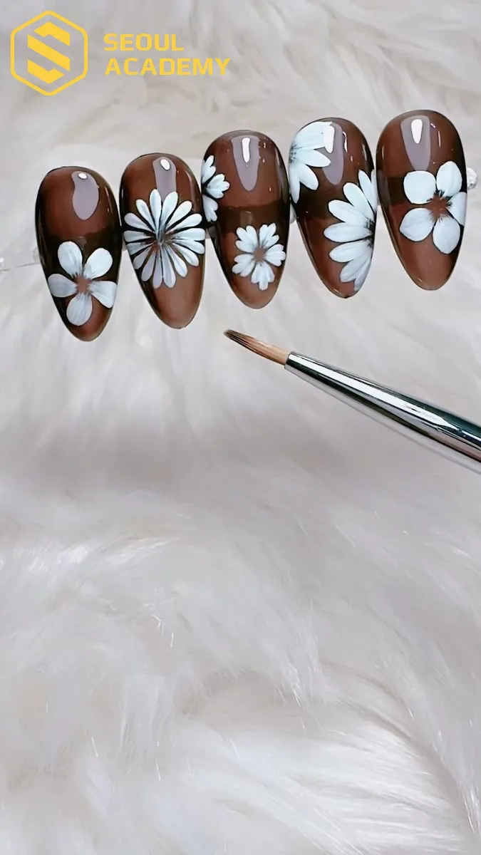 Sử dụng cọ tròn vẽ nail hoa cúc là phương pháp khá phổ biến