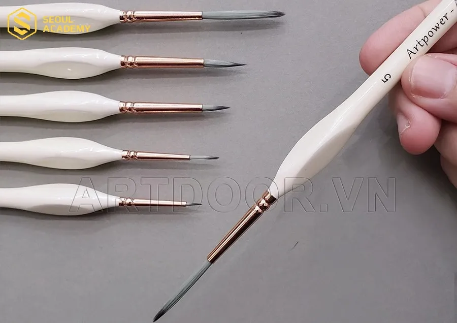 Dùng cọ nét cho những họa tiết nhỏ cần sự tỉ mỉ