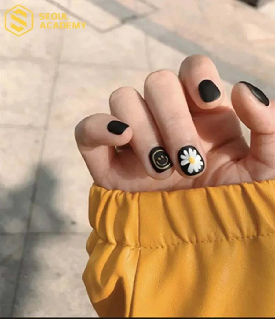 Mẫu nail hoa cúc cá tính theo phong cách G-Dragon