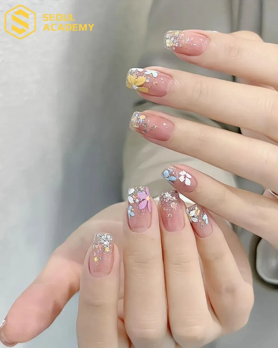 Mẫu nail hoa cúc nền trong suốt phù hợp với những cô nàng theo đuổi phong cách Hàn Quốc