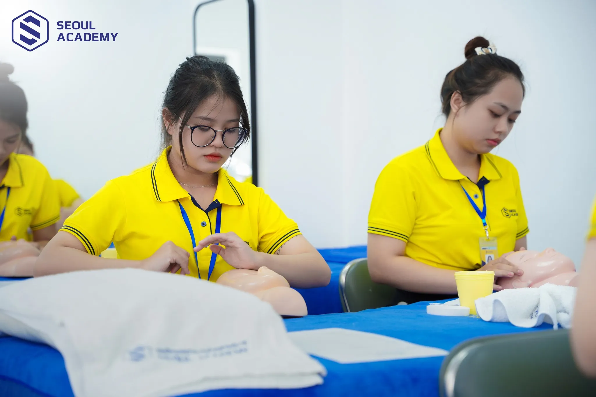 Xoa bóp bấm huyệt là nghề nghiệp mang đến nhiều lợi ích cho sức khỏe của con người Xoa bóp bấm huyệt là nghề nghiệp mang đến nhiều lợi ích cho sức khỏe của con người