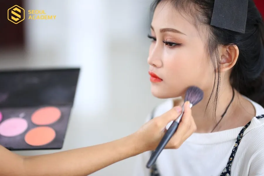 Nghề trang điểm cá nhân rất linh hoạt về thời gian, chủ yếu làm vào các ngày nghỉ hoặc ngày lễ