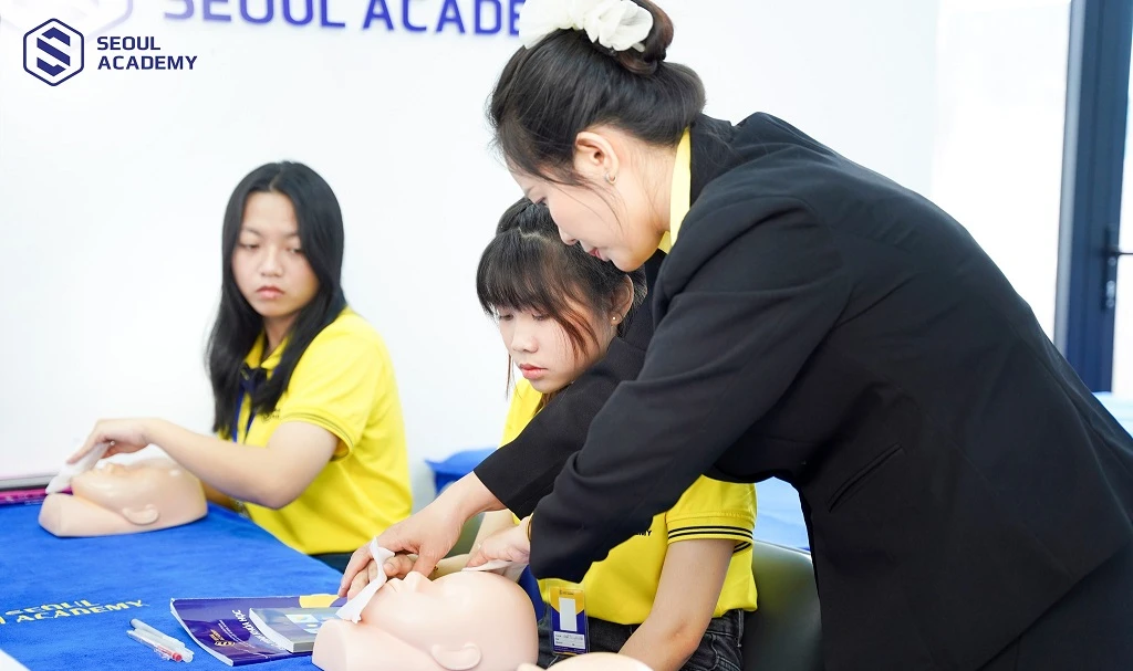 Học viên được cầm tay chỉ việc một cách tỉ mỉ, cẩn thận