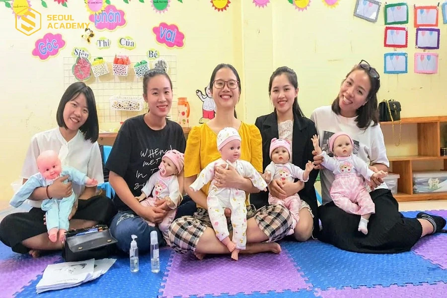 Học viên tại học viện VSE thực hành trên mô hình trẻ sơ sinh Học viên tại học viện VSE thực hành trên mô hình trẻ sơ sinh