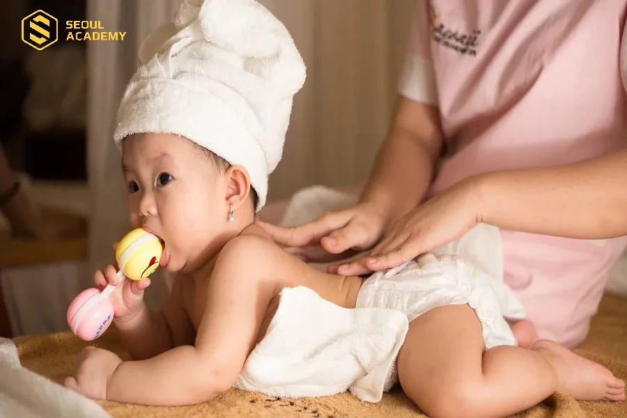 Thực hành massage cho trẻ sơ sinh trong các giờ học Thực hành massage cho trẻ sơ sinh trong các giờ học