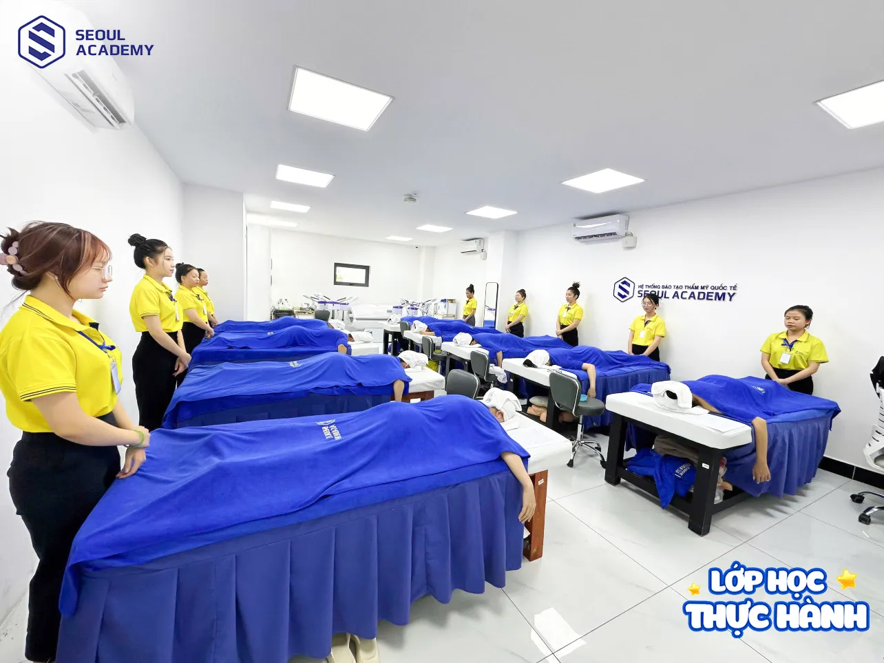 Buổi học thực hành massage body toàn thân, học viên được giảng viên chỉnh tay từng động tác giúp thao tác chuẩn xác và thuần thục Buổi học thực hành massage body toàn thân, học viên được giảng viên chỉnh tay từng động tác giúp thao tác chuẩn xác và thuần thục