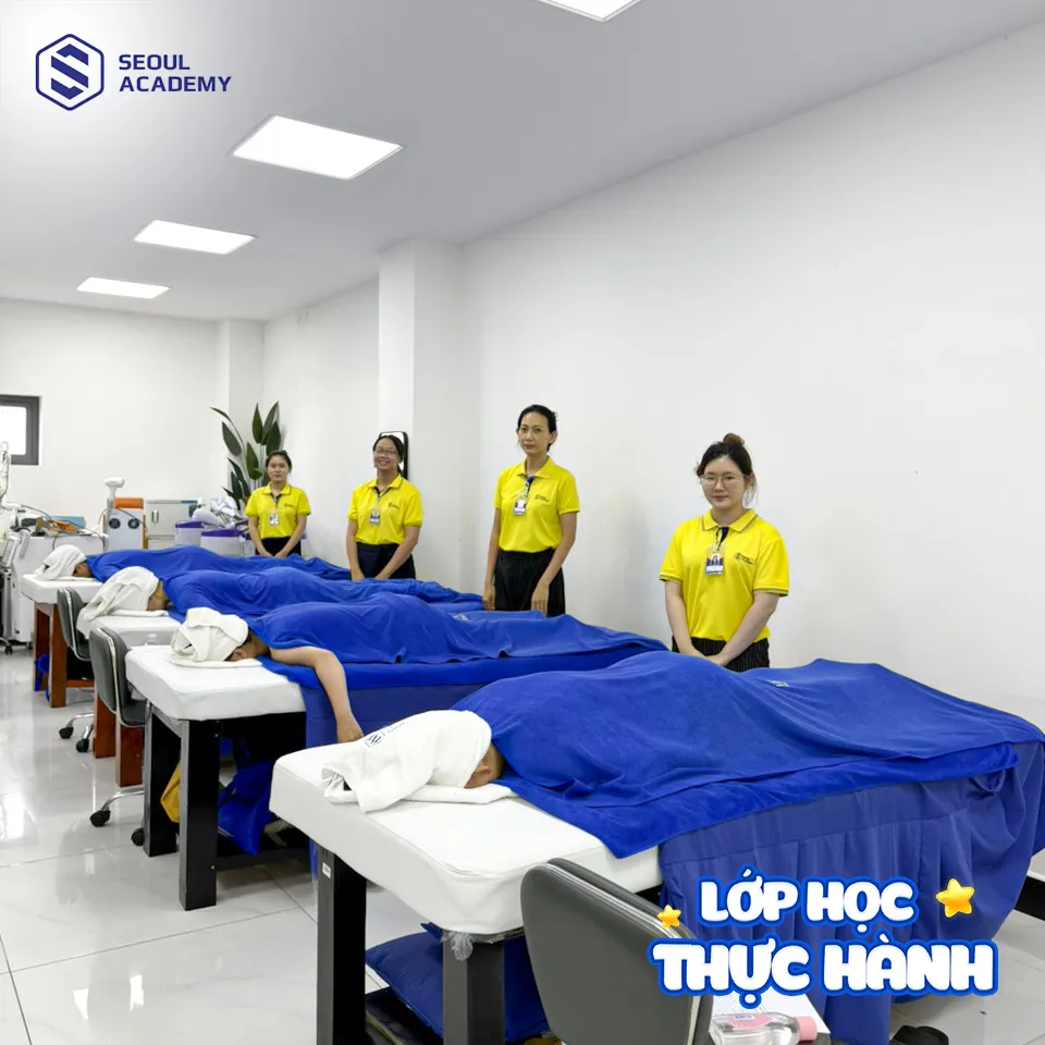 Học viên từng thao tác massage trị liệu cổ, vai, gáy giúp rèn luyện kỹ năng nghề chuẩn spa chuyên nghiệp. Học viên từng thao tác massage trị liệu cổ, vai, gáy giúp rèn luyện kỹ năng nghề chuẩn spa chuyên nghiệp.