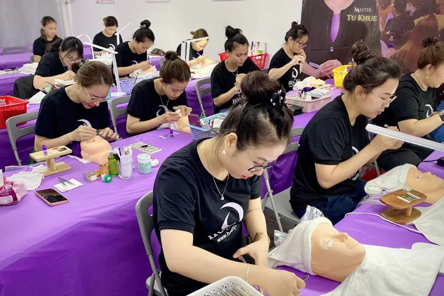 Hoalys Academy chuyên đào tạo học viên về nối mi