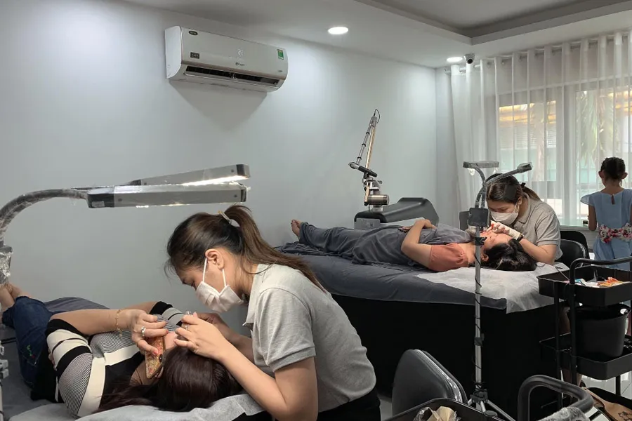 Phuong Phi Beauty Academy chuyên dạy nghề phun xăm thẩm mỹ