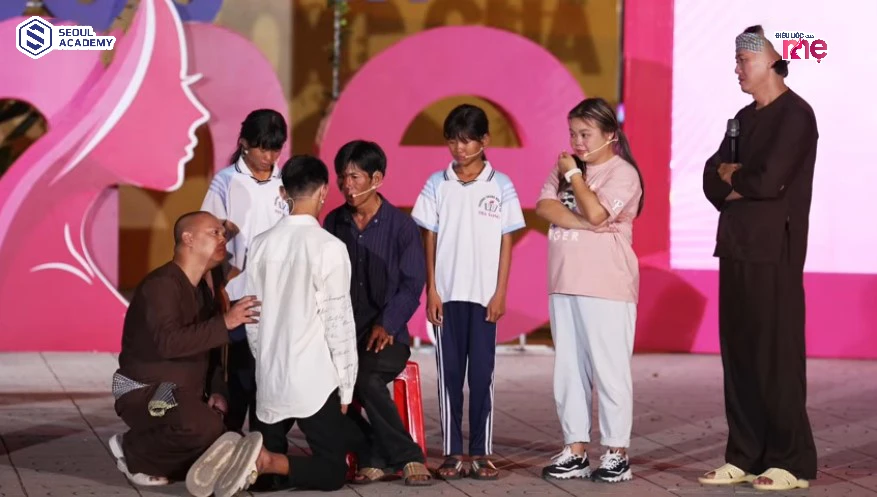 Người kết nối Thái Phan Thanh Bình, các thành viên hai bên gia đình, khách mời chơi rất vui và nhiệt huyết trong vòng chơi đầu tiên