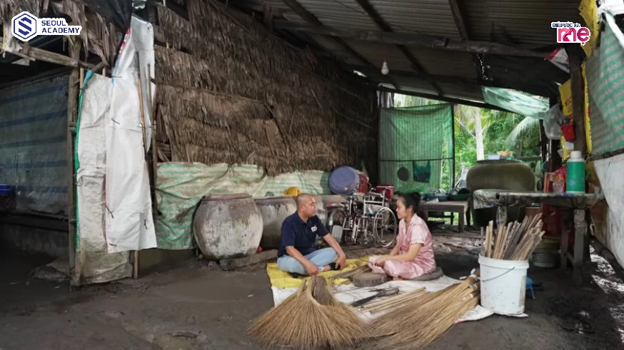 Cả gia đình chị Út sống trong căn nhà xập xệ, không kiên cố, an toàn, cuộc sống quá khó khăn