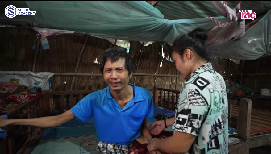 Chồng chị Út bệnh nặng không lao động được, một tay chị chăm sóc chồng không hề kêu than