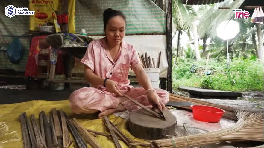 Chị Út là trụ cột chính trong nhà, mỗi ngày chị đều phấn đấu làm nhiều chổi để kiếm thêm thu nhập lo cho chồng con