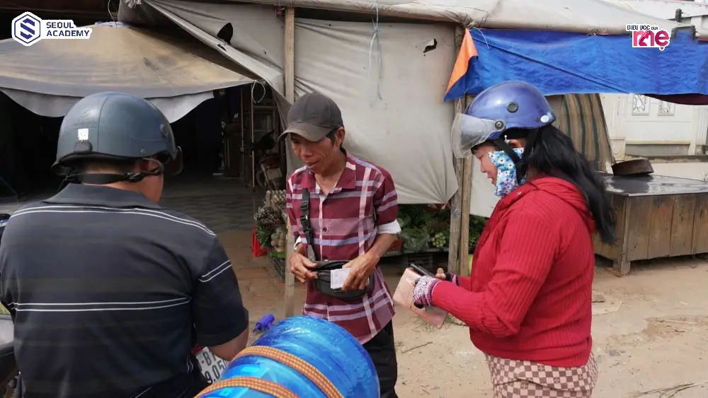 Dù mang trong mình căn bệnh nặng nhưng anh Hoàng Anh vẫn luôn cố gắng bán vé số hàng ngày để lo cho các con