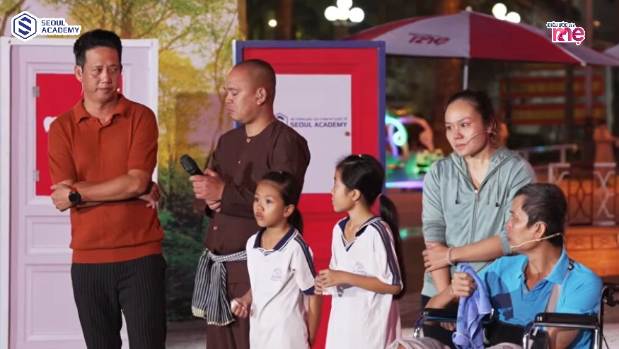 Diễn viên Lê Nam nghẹn ngào bộc bạch cảm xúc sau khi lắng nghe hoàn cảnh đầy vất vả của hai gia đình