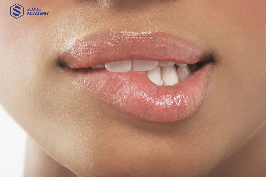 Không cắn môi khi gặp phải tình trạng giật môi