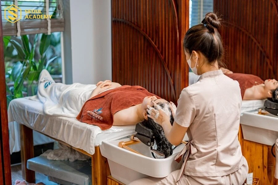 Thời gian gội đầu dưỡng sinh bao nhiêu phút sẽ phụ thuộc vào quy trình thực tế ở mỗi salon Thời gian gội đầu dưỡng sinh bao nhiêu phút sẽ phụ thuộc vào quy trình thực tế ở mỗi salon