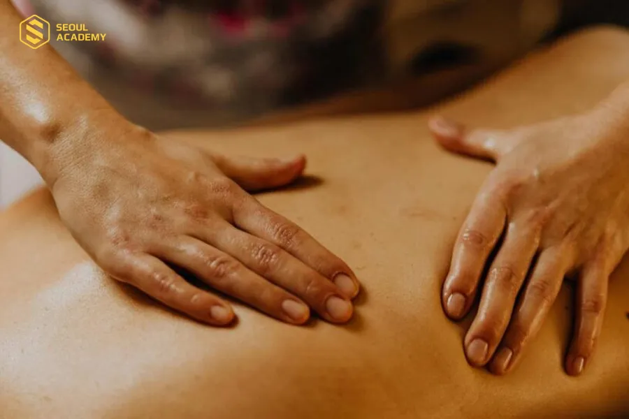 Xoa tròn lưng để cơ thể được thả lỏng Xoa tròn lưng để cơ thể được thả lỏng