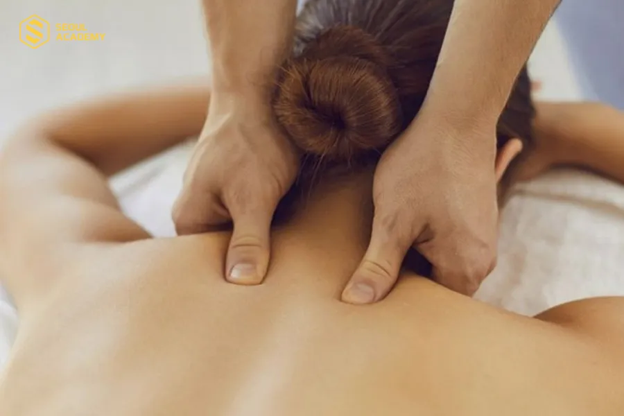 Kỹ thuật dùng ngón cái giúp giảm đau nhức cổ vai gáy Kỹ thuật dùng ngón cái giúp giảm đau nhức cổ vai gáy