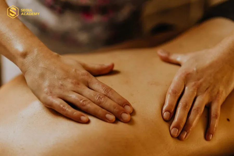 Vuốt toàn bộ lưng để kết thúc quy trình massage Vuốt toàn bộ lưng để kết thúc quy trình massage